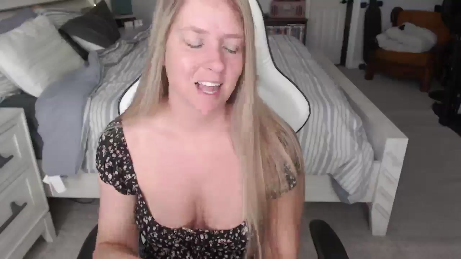 Gallery image thumbnail from ZenZoey's myfreecams stream on, 04/01/2025, 15:25 image 16 of 20