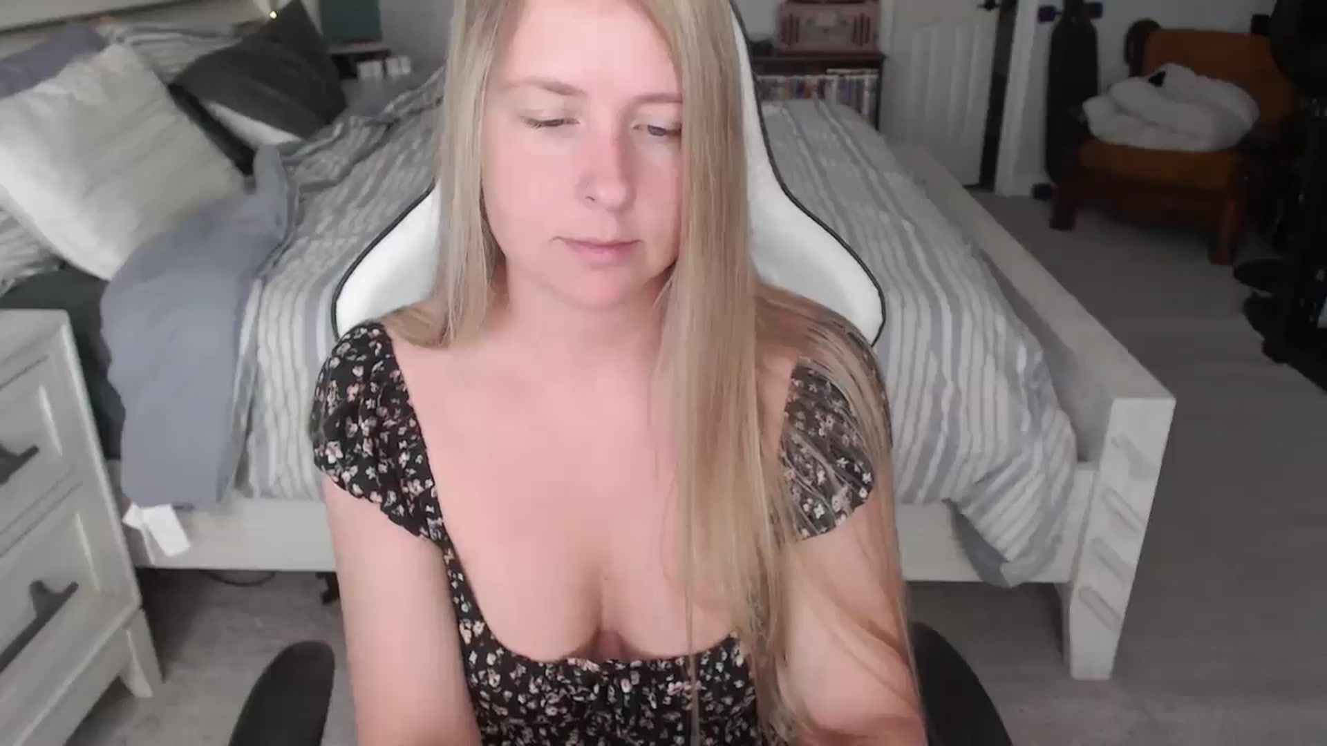 Gallery image thumbnail from ZenZoey's myfreecams stream on, 04/01/2025, 15:25 image 13 of 20