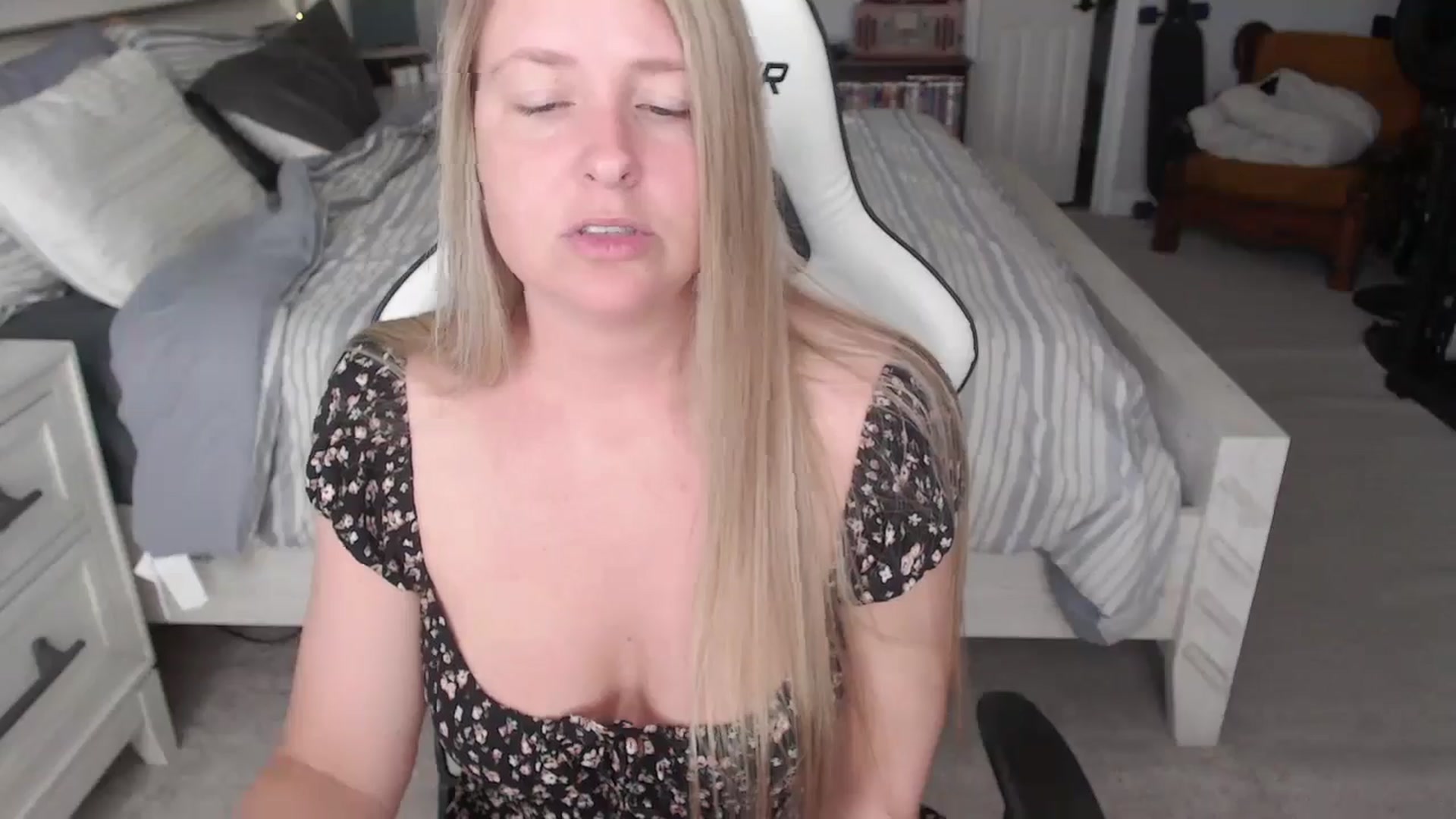 Gallery image thumbnail from ZenZoey's myfreecams stream on, 04/01/2025, 15:25 image 17 of 20