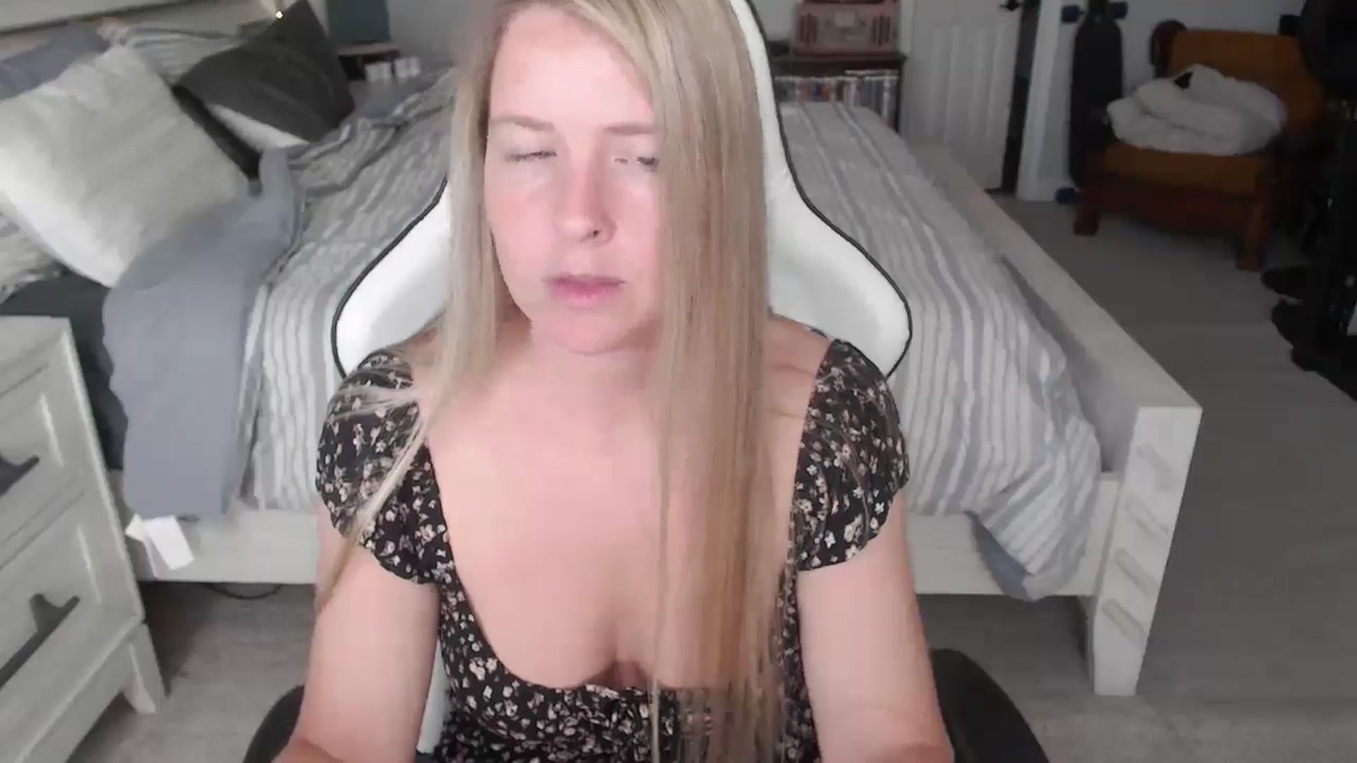 Gallery image thumbnail from ZenZoey's myfreecams stream on, 04/01/2025, 15:25 image 12 of 20