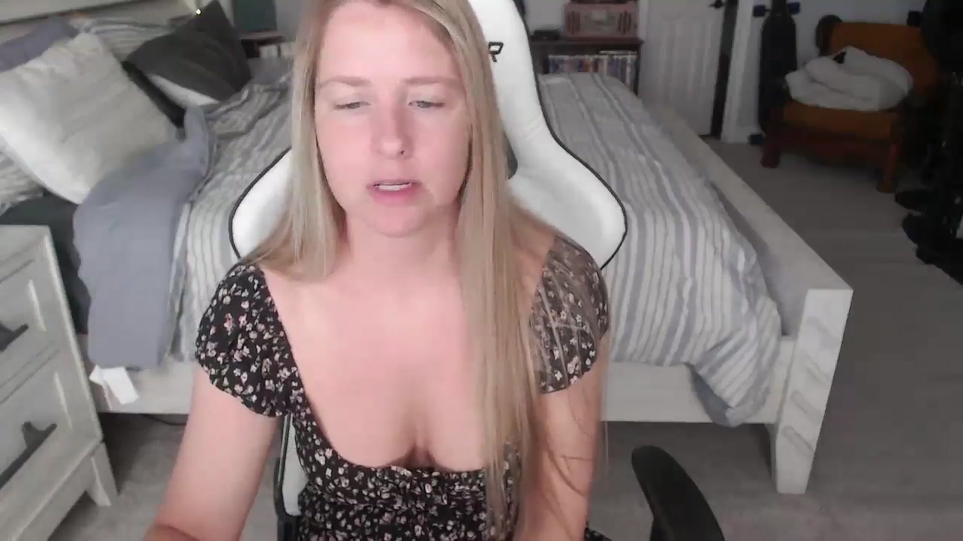 Gallery image thumbnail from ZenZoey's myfreecams stream on, 04/01/2025, 15:25 image 4 of 20