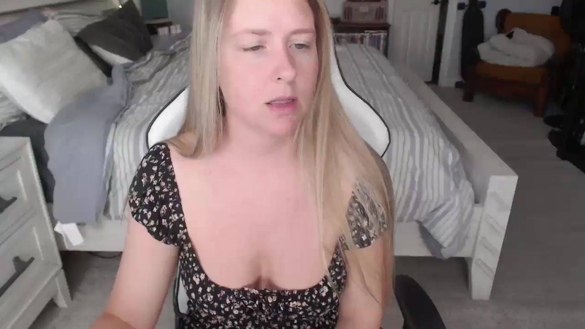Gallery image thumbnail from ZenZoey's myfreecams stream on, 04/01/2025, 15:25 image 14 of 20