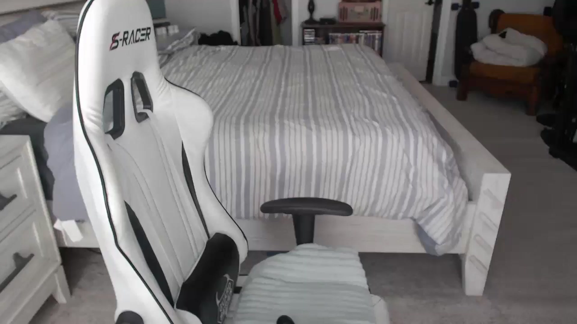 Gallery image thumbnail from ZenZoey's myfreecams stream on, 04/01/2025, 15:25 image 9 of 20