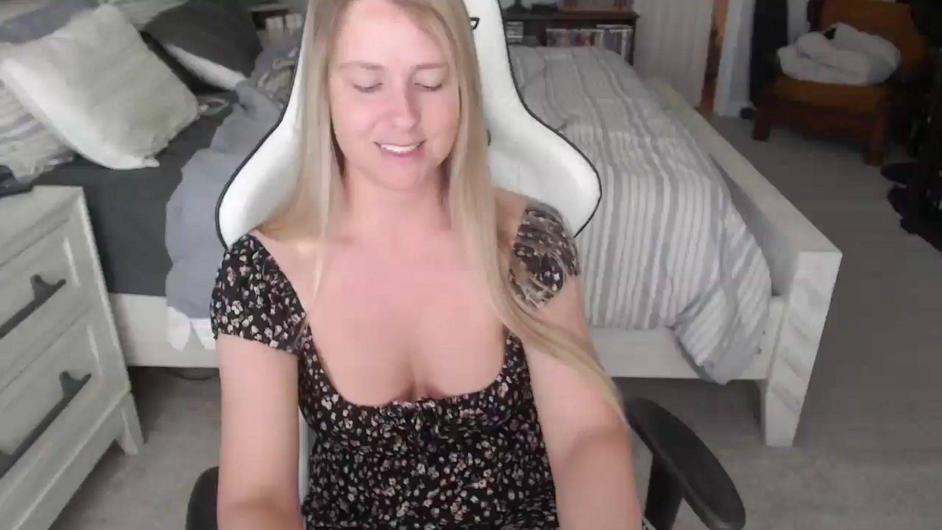 Gallery image thumbnail from ZenZoey's myfreecams stream on, 04/01/2025, 17:49 image 3 of 20