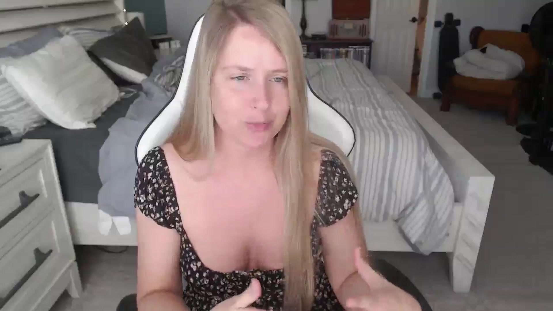 Gallery image thumbnail from ZenZoey's myfreecams stream on, 04/01/2025, 17:49 image 2 of 20