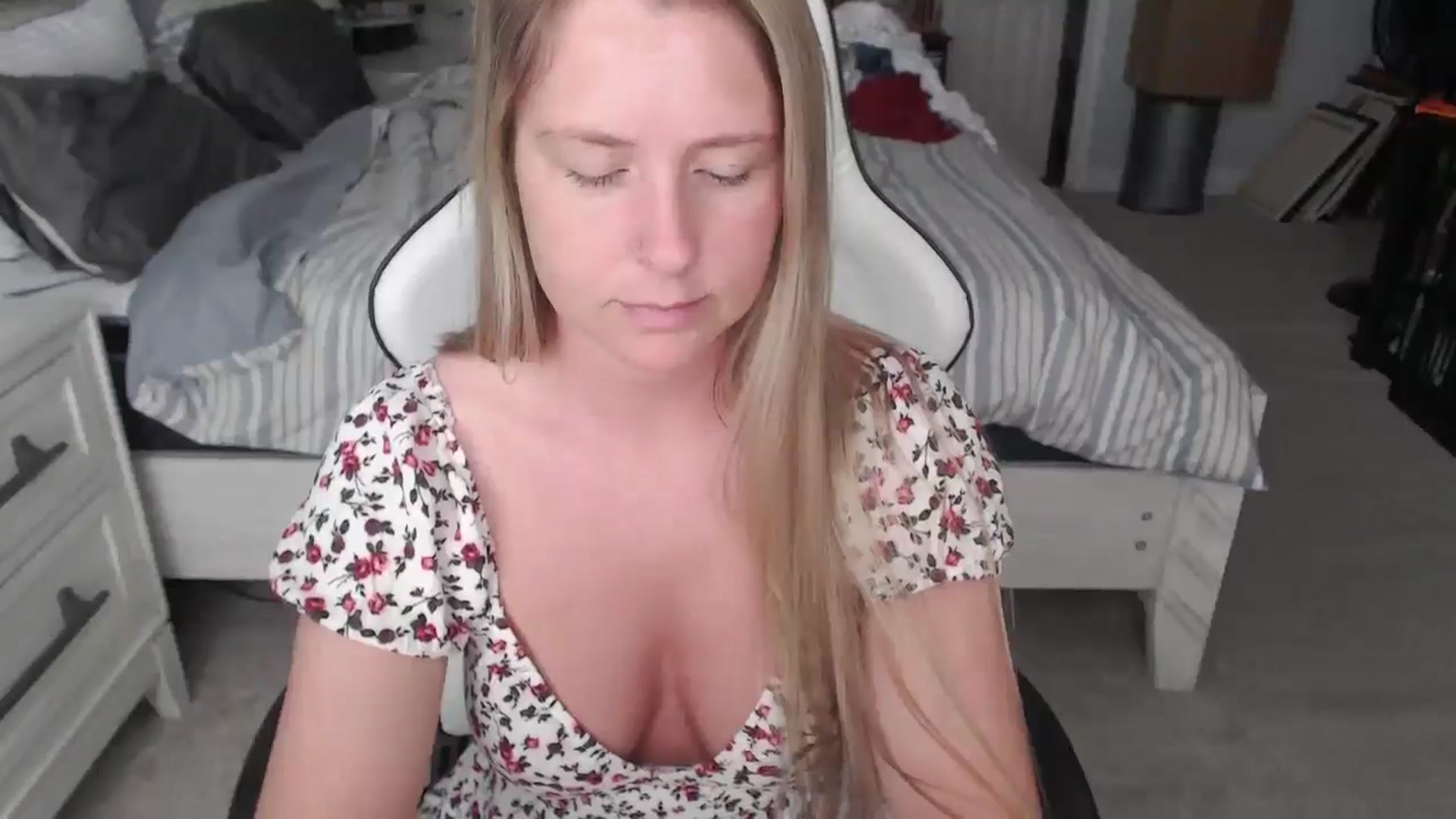 Gallery image thumbnail from ZenZoey's myfreecams stream on, 04/04/2025, 16:58 image 12 of 20