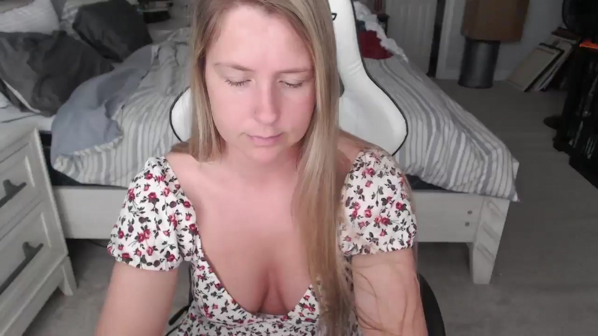 Gallery image thumbnail from ZenZoey's myfreecams stream on, 04/04/2025, 16:58 image 6 of 20