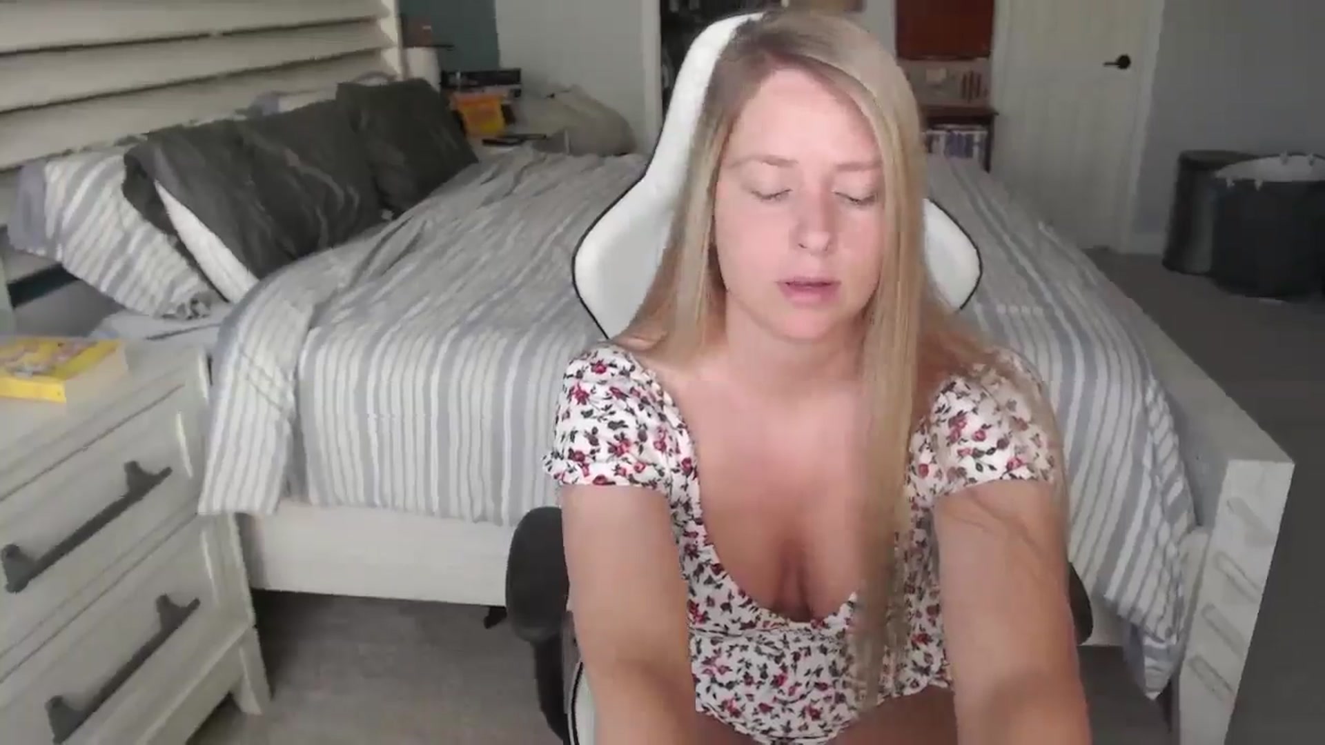 Gallery image thumbnail from ZenZoey's myfreecams stream on, 04/10/2025, 16:51 image 4 of 20