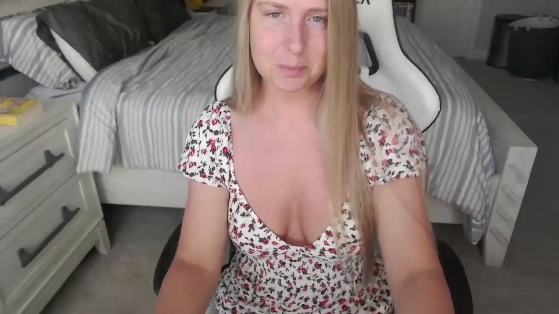 Gallery image thumbnail from ZenZoey's myfreecams stream on, 04/10/2025, 16:51 image 19 of 20