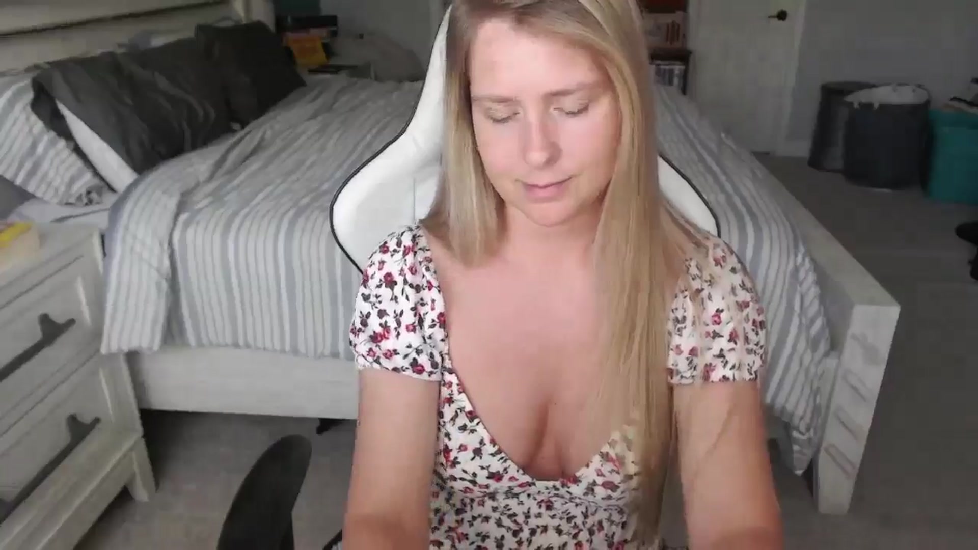 Gallery image thumbnail from ZenZoey's myfreecams stream on, 04/10/2025, 17:37 image 10 of 20
