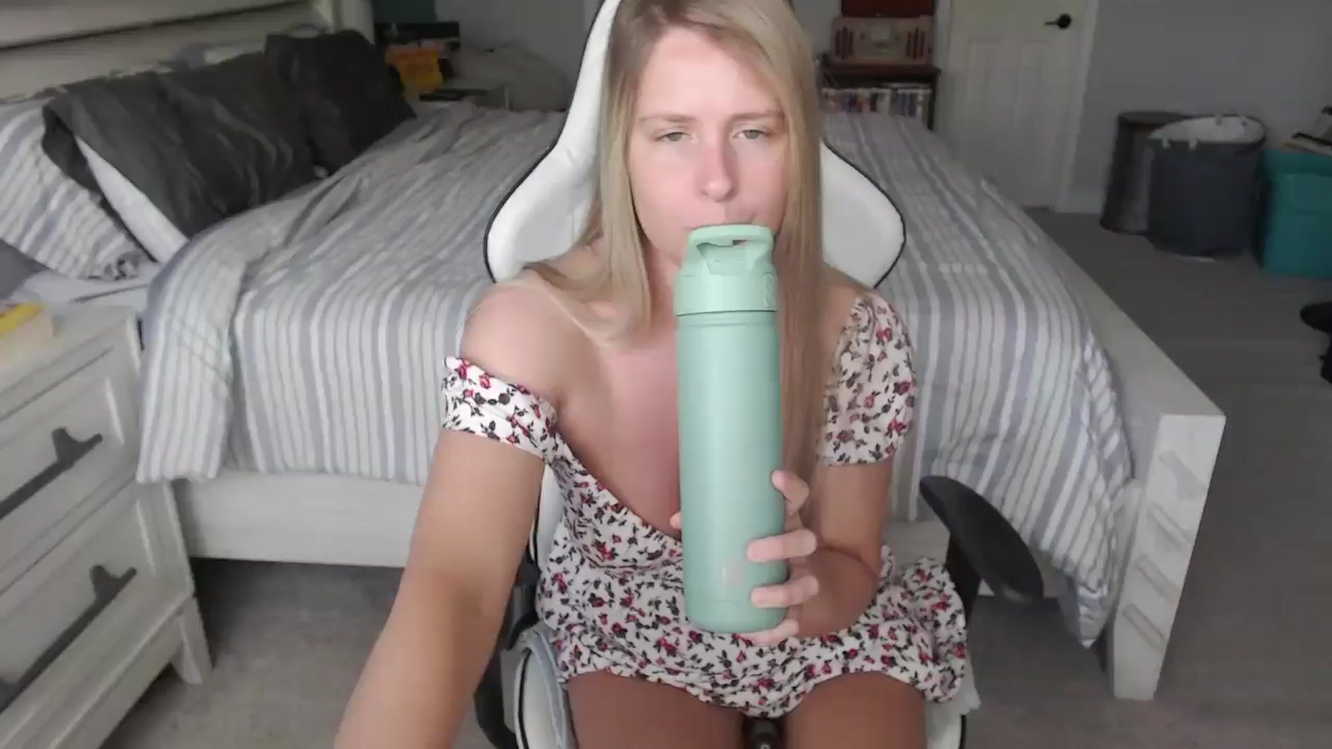 Gallery image thumbnail from ZenZoey's myfreecams stream on, 04/10/2025, 17:37 image 15 of 20