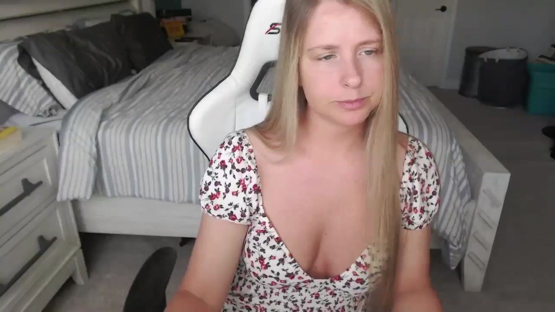 Gallery image thumbnail from ZenZoey's myfreecams stream on, 04/10/2025, 17:37 image 5 of 20