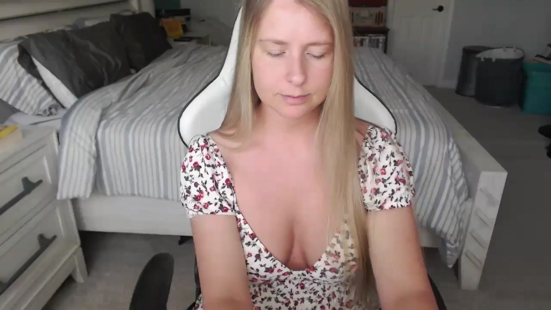 Gallery image thumbnail from ZenZoey's myfreecams stream on, 04/10/2025, 17:37 image 2 of 20