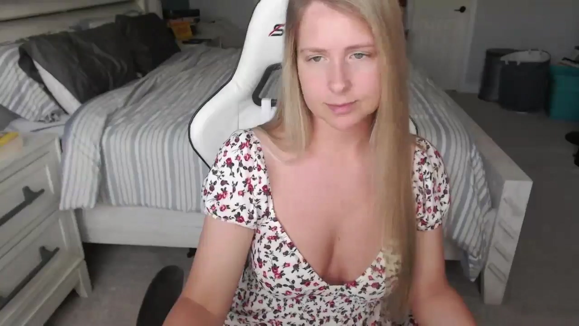 Gallery image thumbnail from ZenZoey's myfreecams stream on, 04/10/2025, 17:37 image 3 of 20