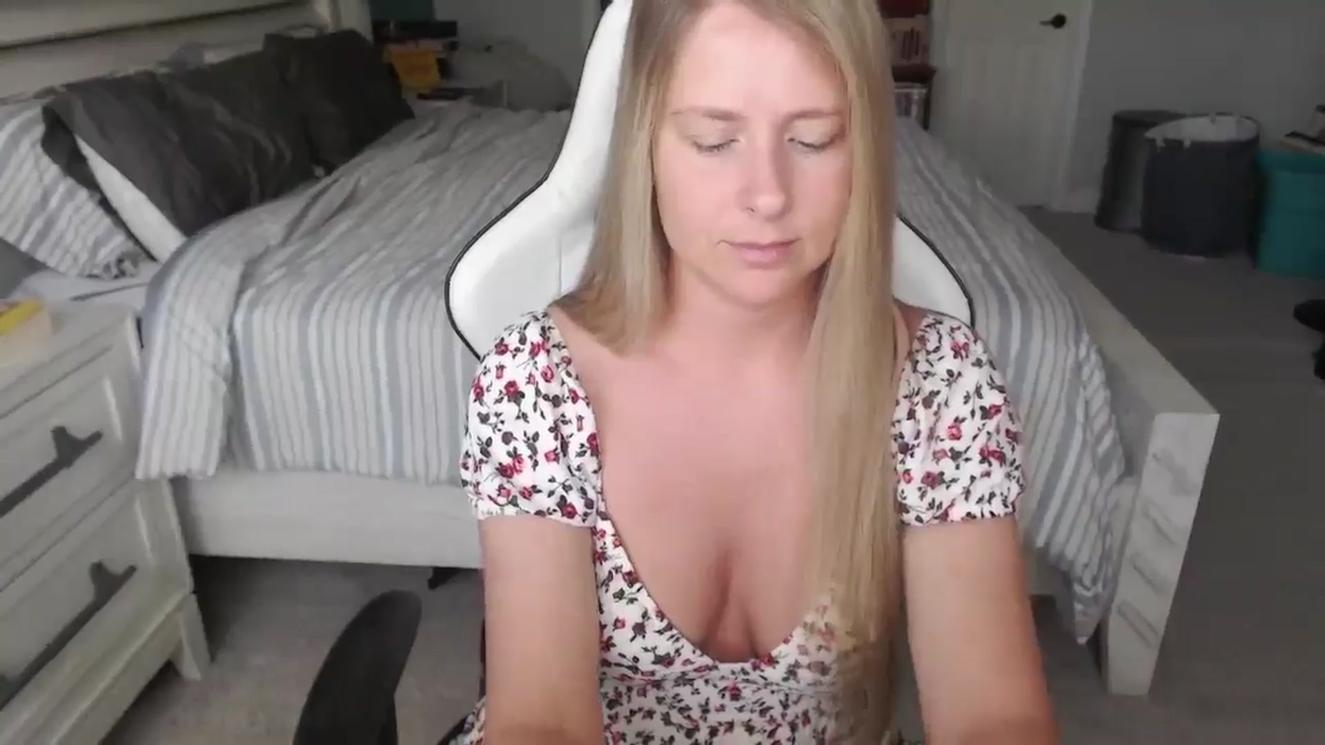 Gallery image thumbnail from ZenZoey's myfreecams stream on, 04/10/2025, 17:37 image 9 of 20