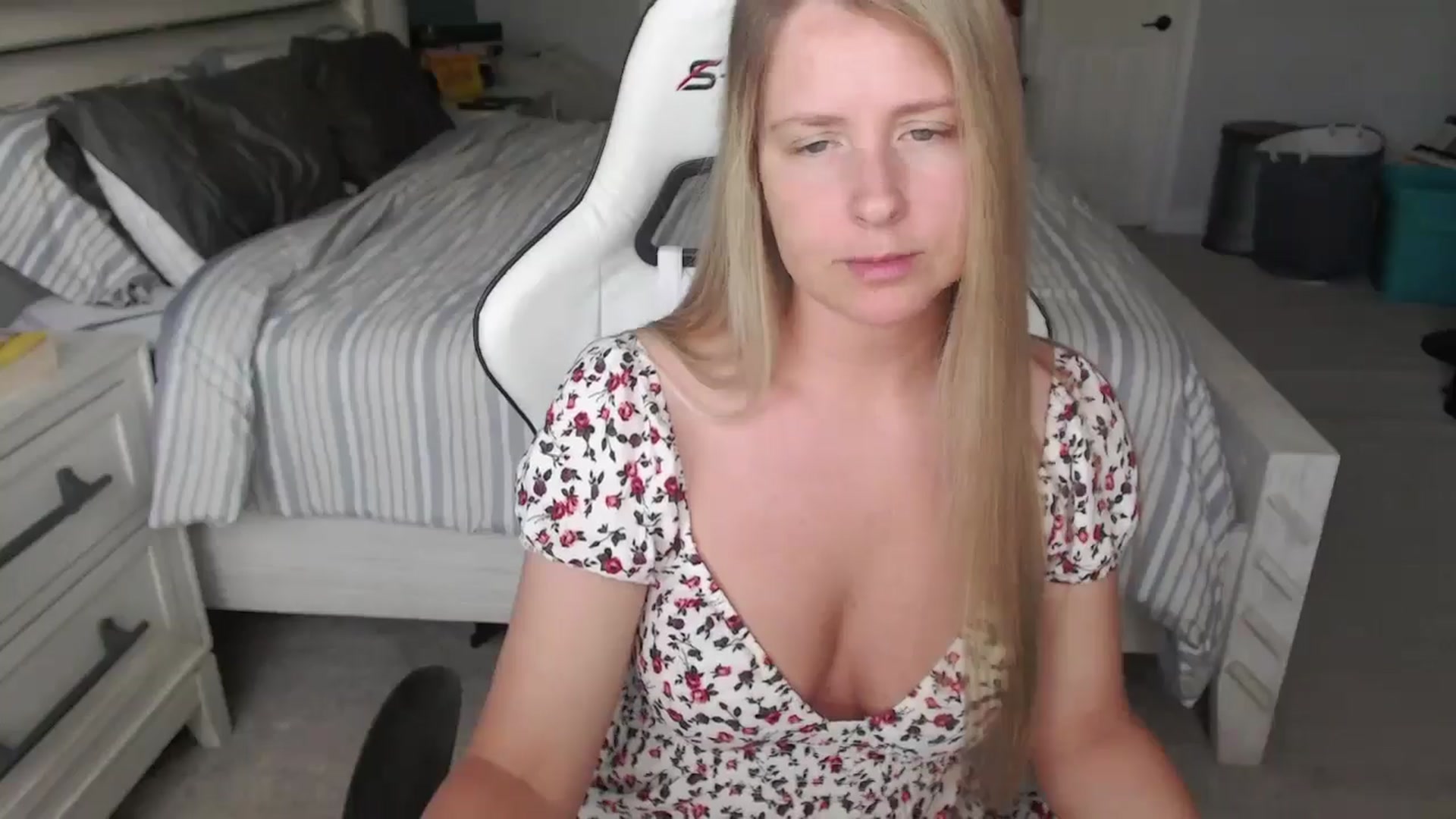 Gallery image thumbnail from ZenZoey's myfreecams stream on, 04/10/2025, 17:37 image 4 of 20