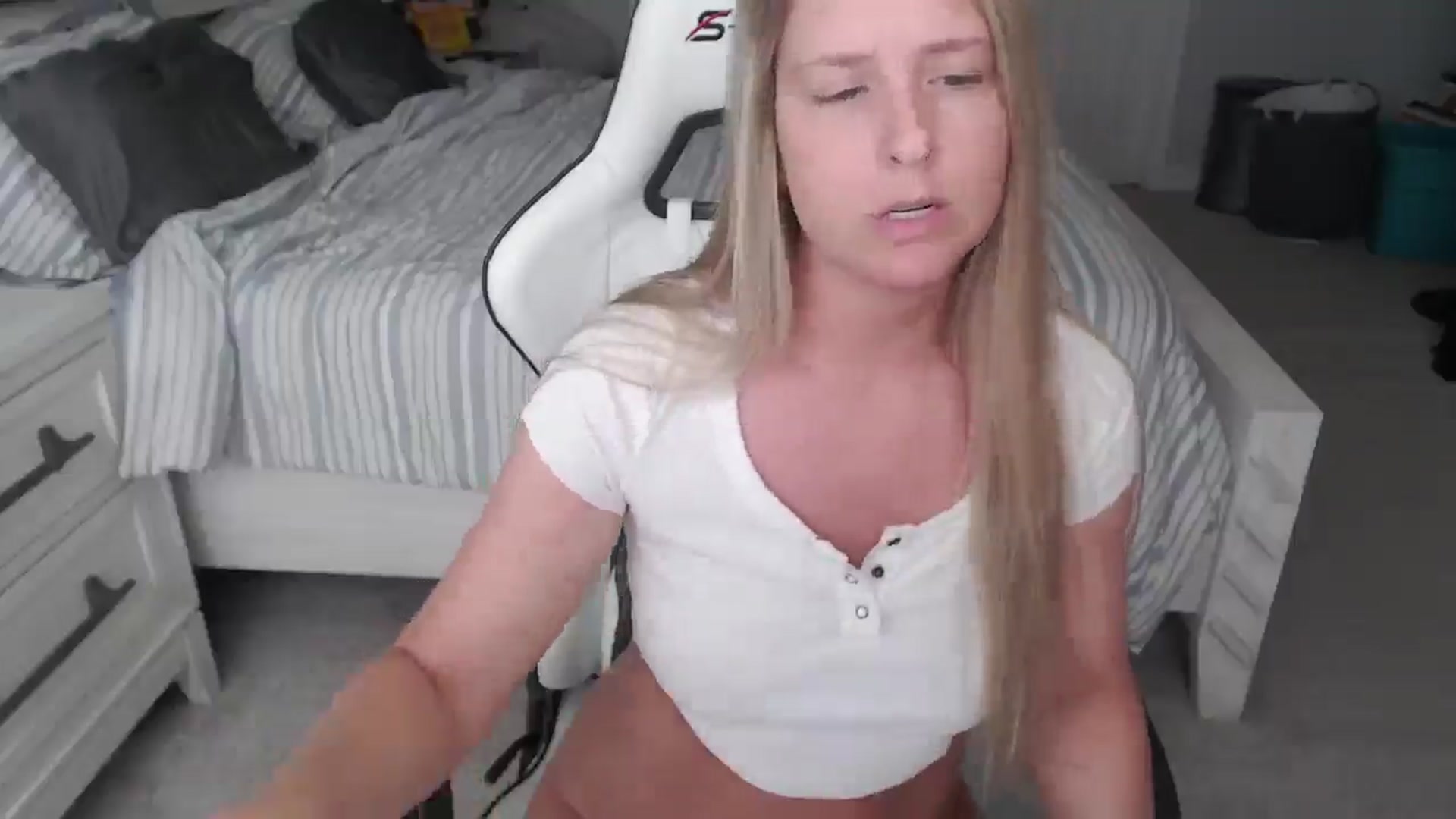 Gallery image thumbnail from ZenZoey's myfreecams stream on, 04/10/2025, 20:08 image 17 of 20