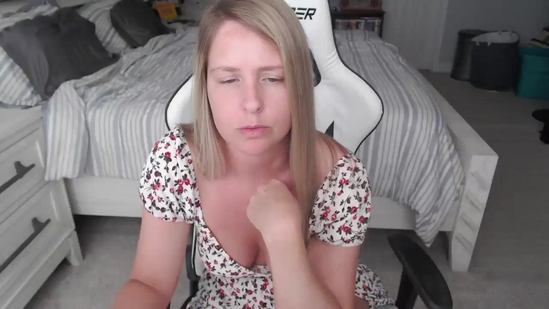 Gallery image thumbnail from ZenZoey's myfreecams stream on, 04/10/2025, 21:12 image 3 of 20