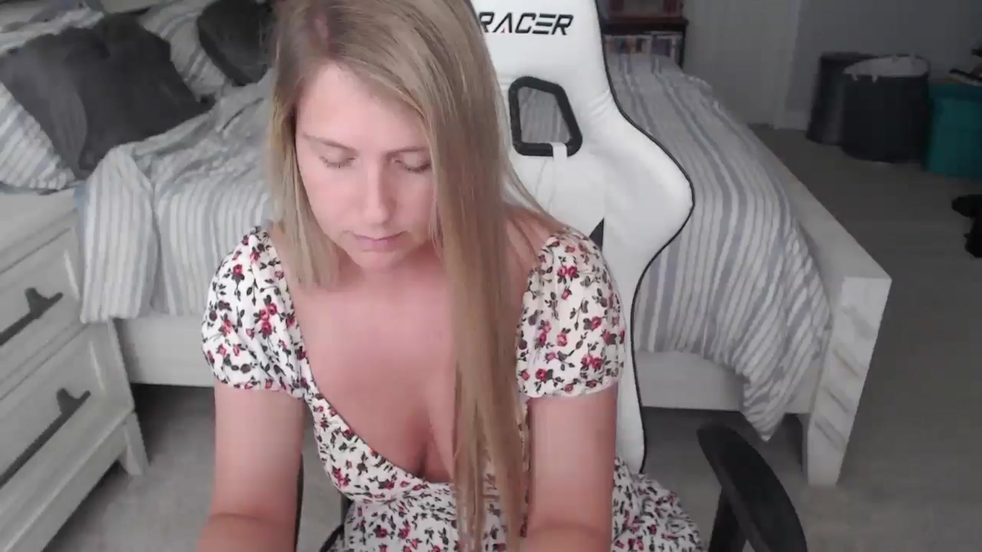 Gallery image thumbnail from ZenZoey's myfreecams stream on, 04/10/2025, 21:12 image 2 of 20