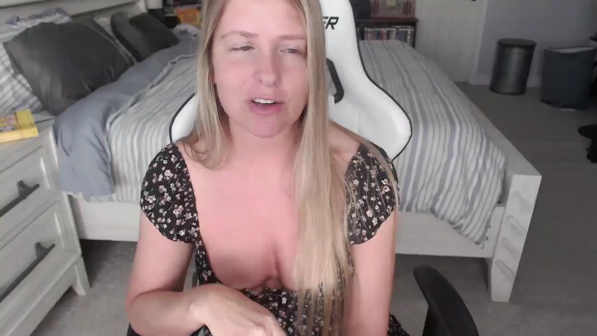 Gallery image thumbnail from ZenZoey's myfreecams stream on, 04/11/2025, 14:51 image 18 of 20