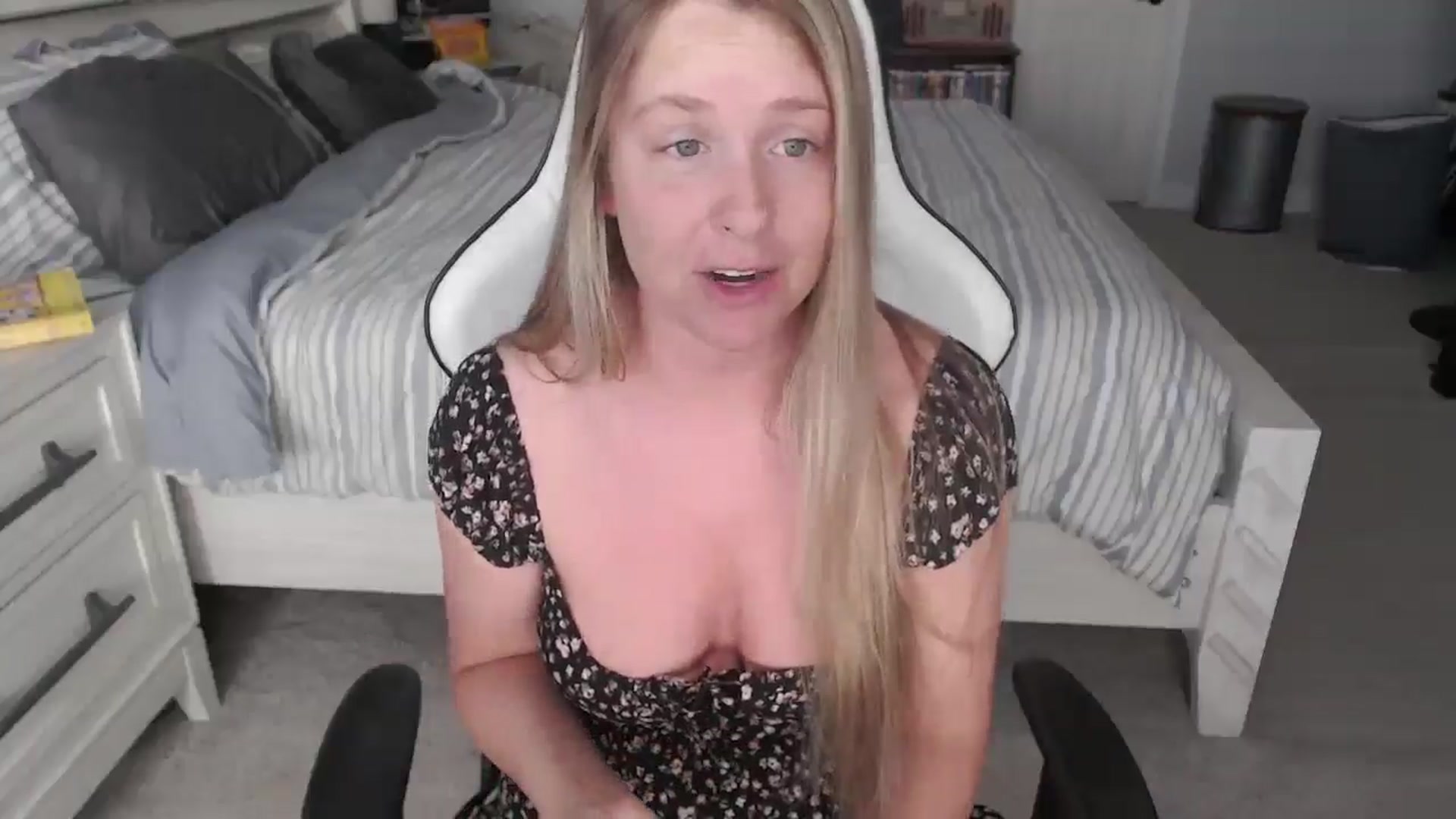 Gallery image thumbnail from ZenZoey's myfreecams stream on, 04/11/2025, 14:51 image 6 of 20
