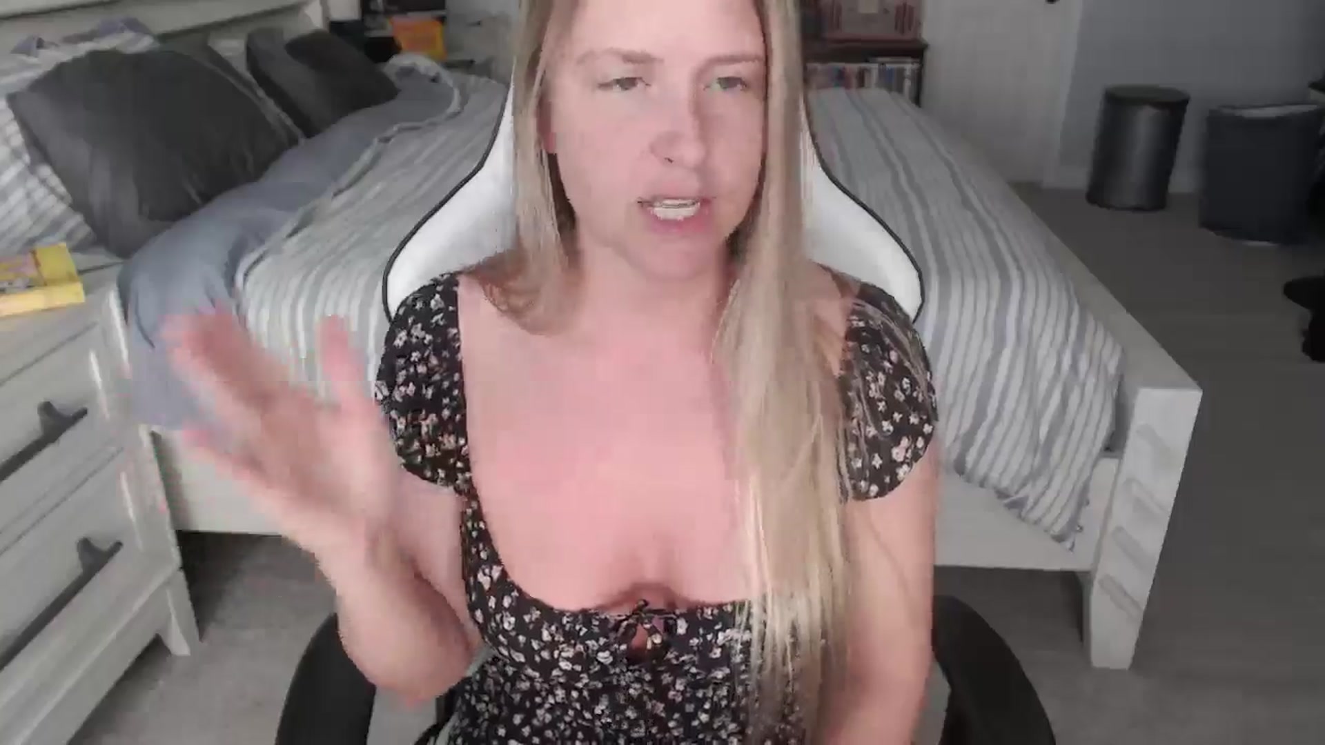 Gallery image thumbnail from ZenZoey's myfreecams stream on, 04/11/2025, 14:51 image 13 of 20