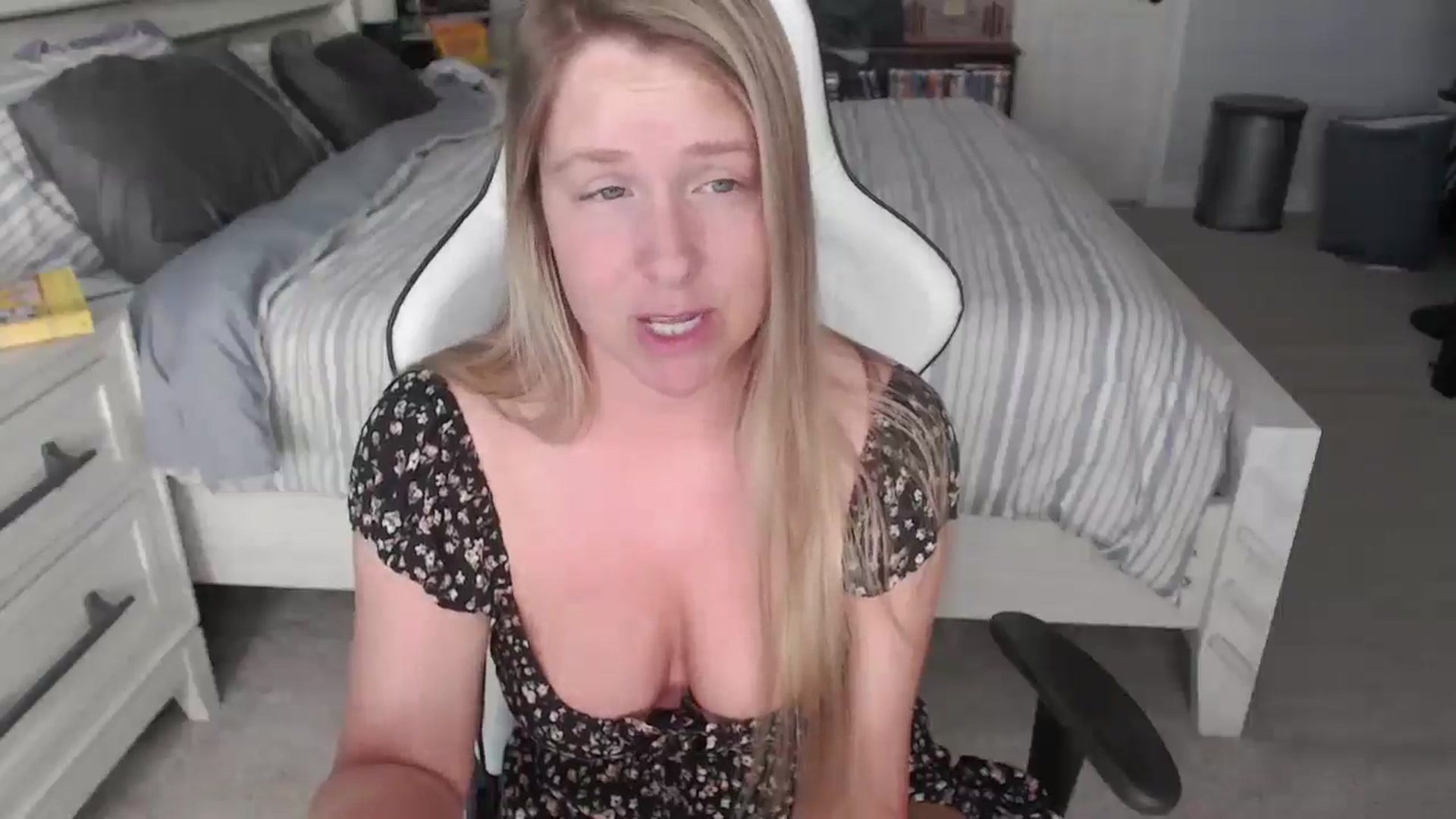 Gallery image thumbnail from ZenZoey's myfreecams stream on, 04/11/2025, 14:51 image 12 of 20