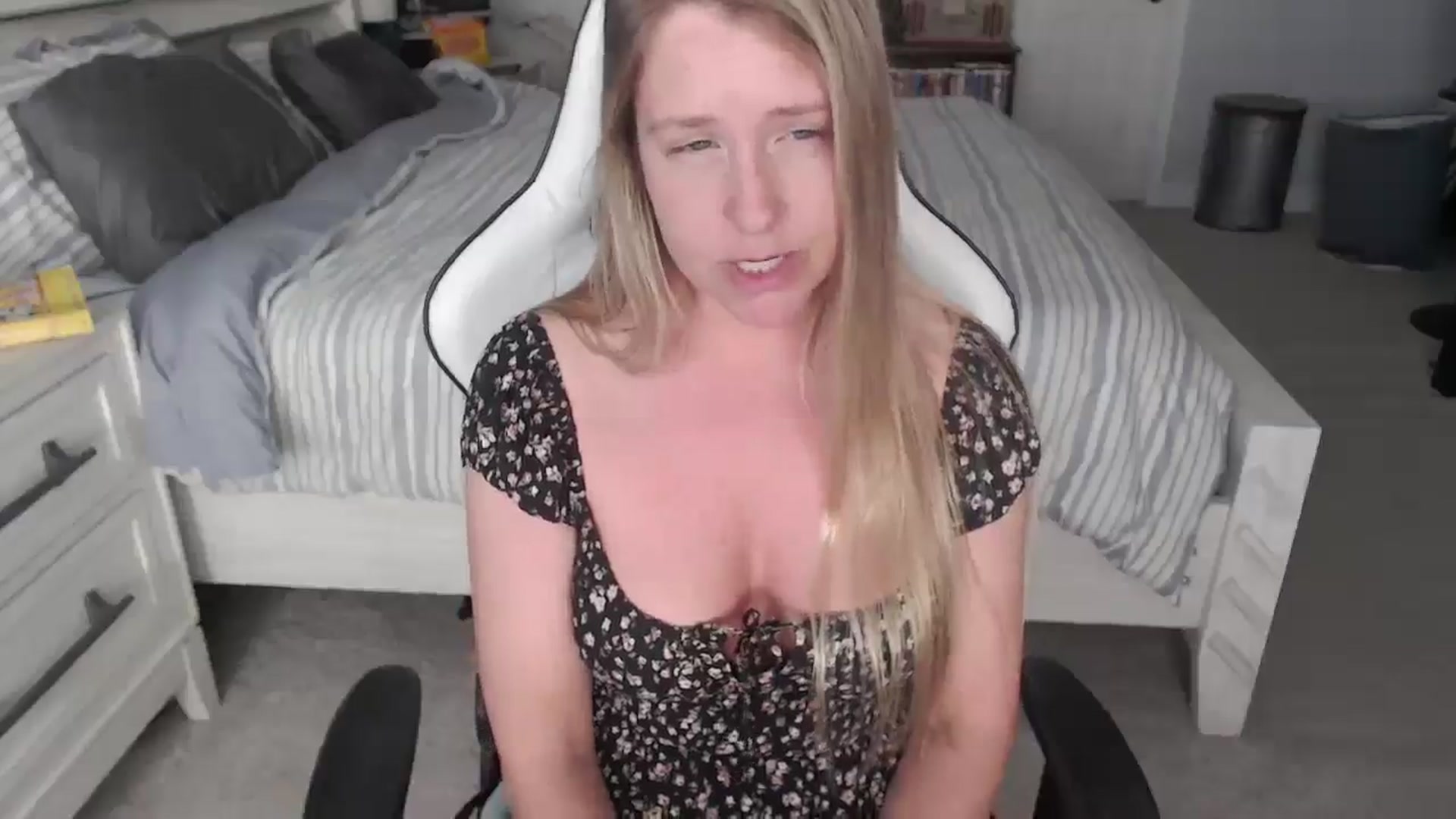 Gallery image thumbnail from ZenZoey's myfreecams stream on, 04/11/2025, 14:51 image 16 of 20