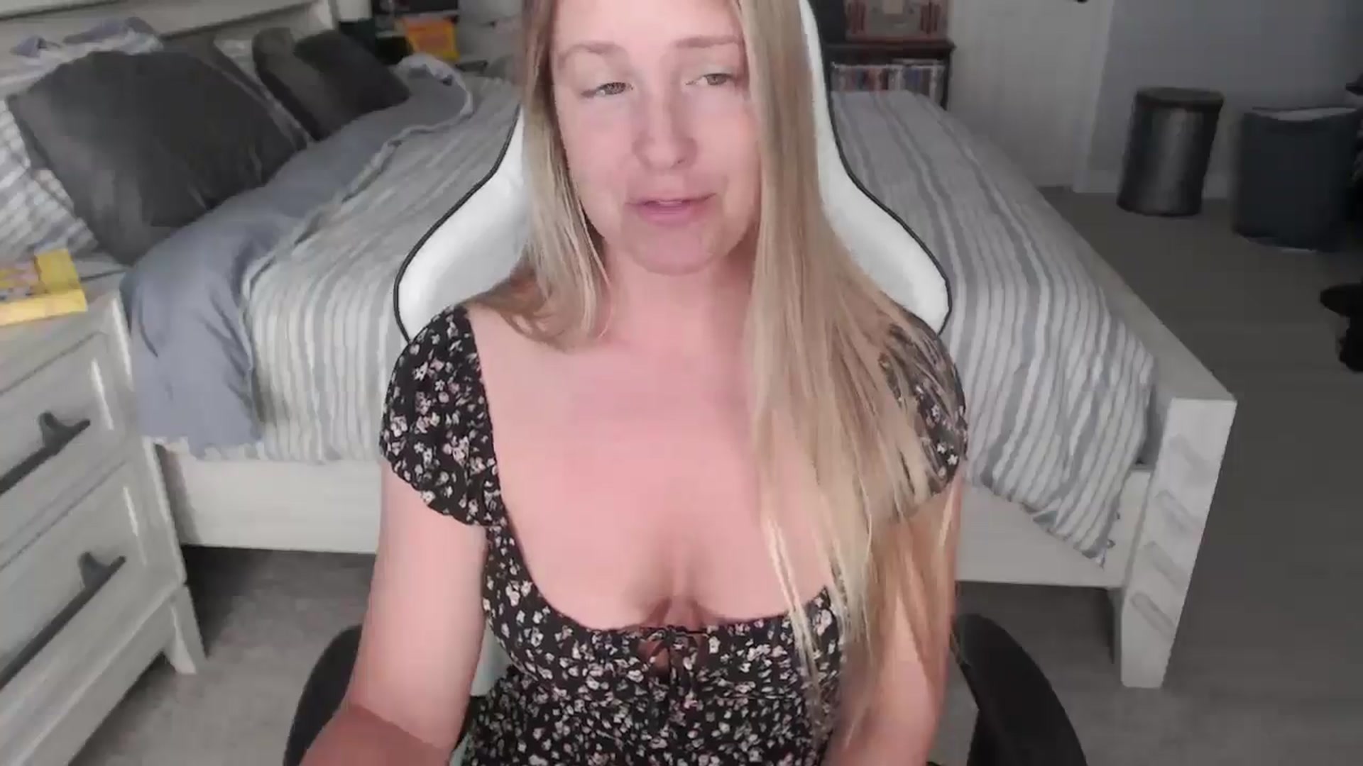 Gallery image thumbnail from ZenZoey's myfreecams stream on, 04/11/2025, 14:51 image 14 of 20