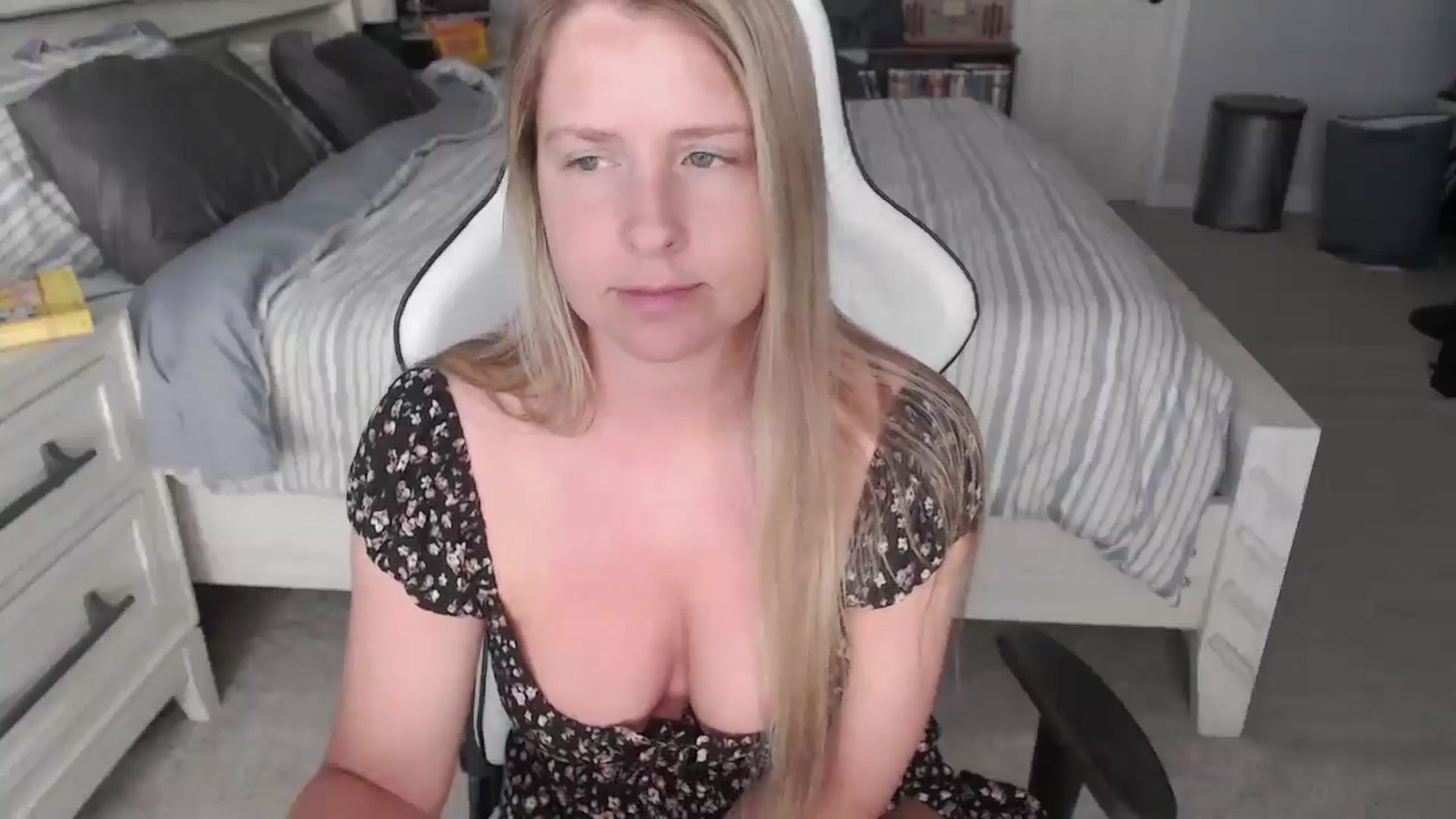 Gallery image thumbnail from ZenZoey's myfreecams stream on, 04/11/2025, 14:51 image 9 of 20