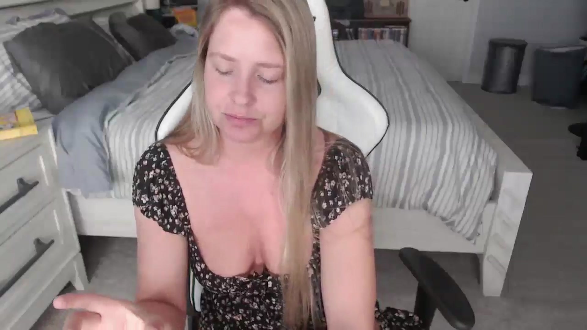 Gallery image thumbnail from ZenZoey's myfreecams stream on, 04/11/2025, 14:51 image 11 of 20