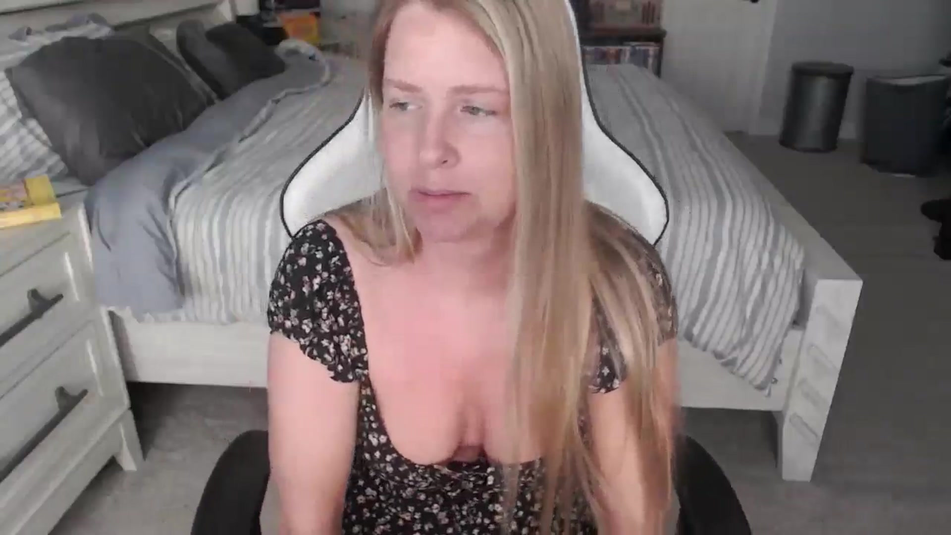 Gallery image thumbnail from ZenZoey's myfreecams stream on, 04/11/2025, 14:51 image 5 of 20