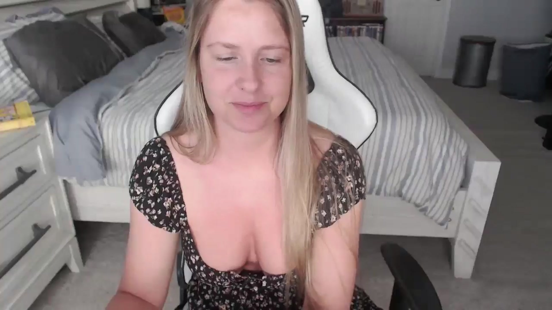 Gallery image thumbnail from ZenZoey's myfreecams stream on, 04/11/2025, 14:51 image 20 of 20