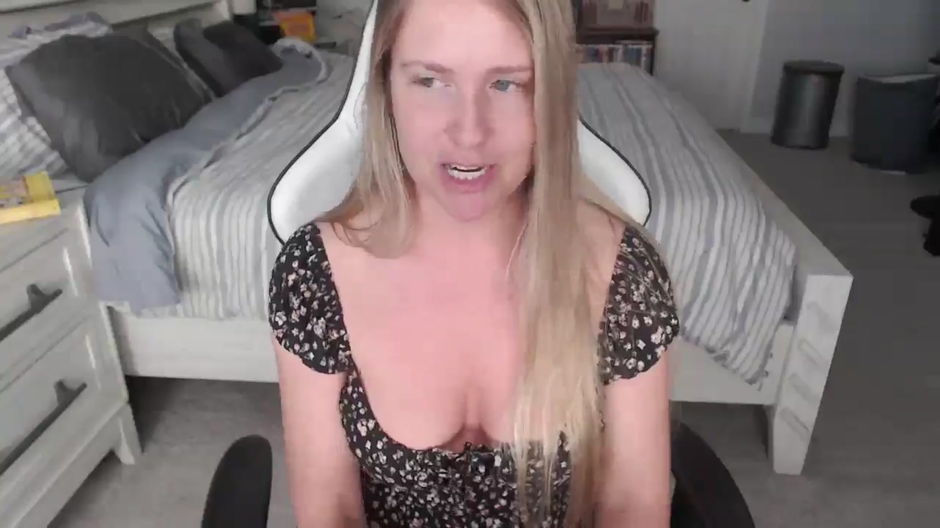 Gallery image thumbnail from ZenZoey's myfreecams stream on, 04/11/2025, 14:51 image 17 of 20