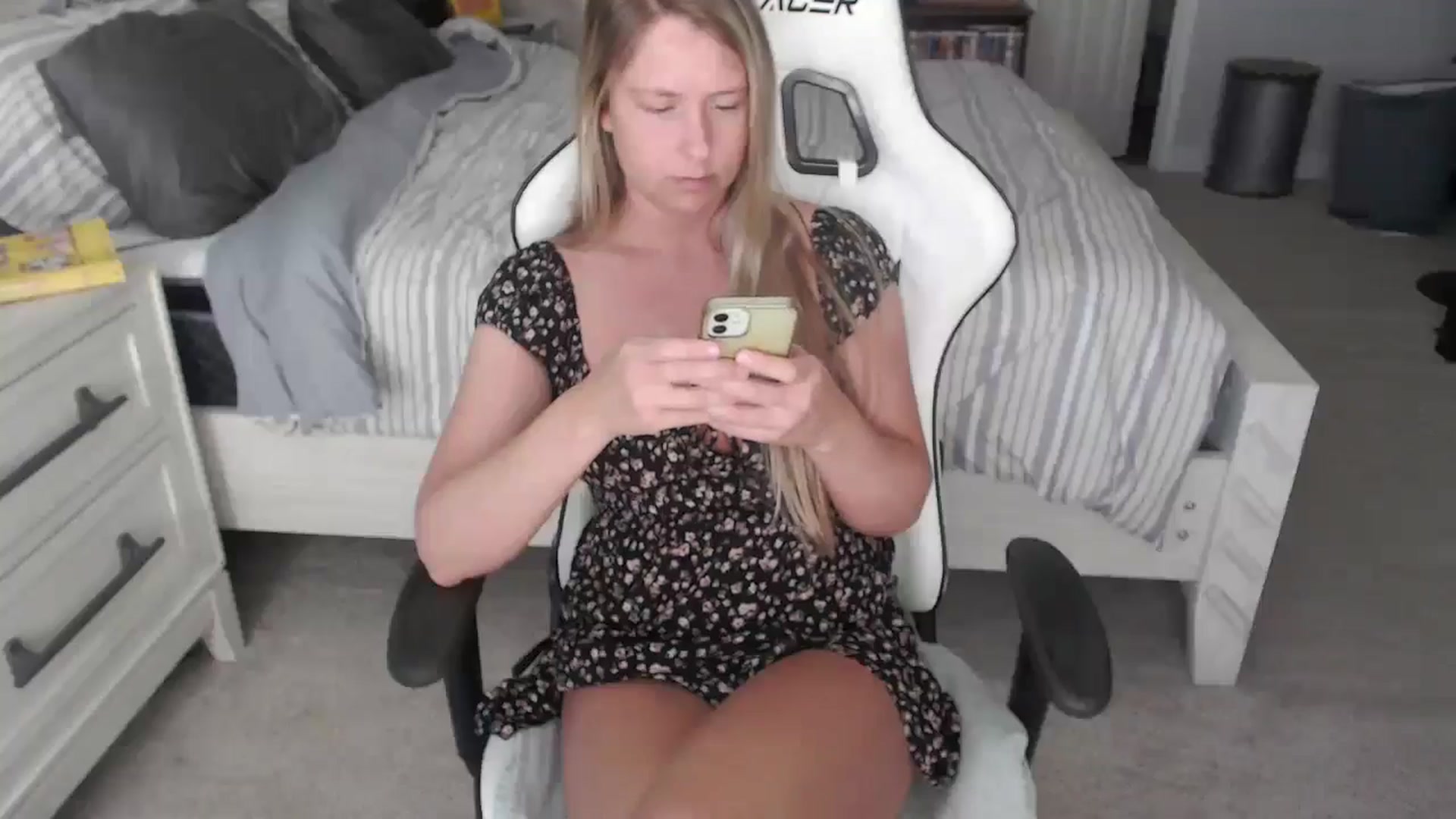 Gallery image thumbnail from ZenZoey's myfreecams stream on, 04/11/2025, 15:45 image 16 of 20