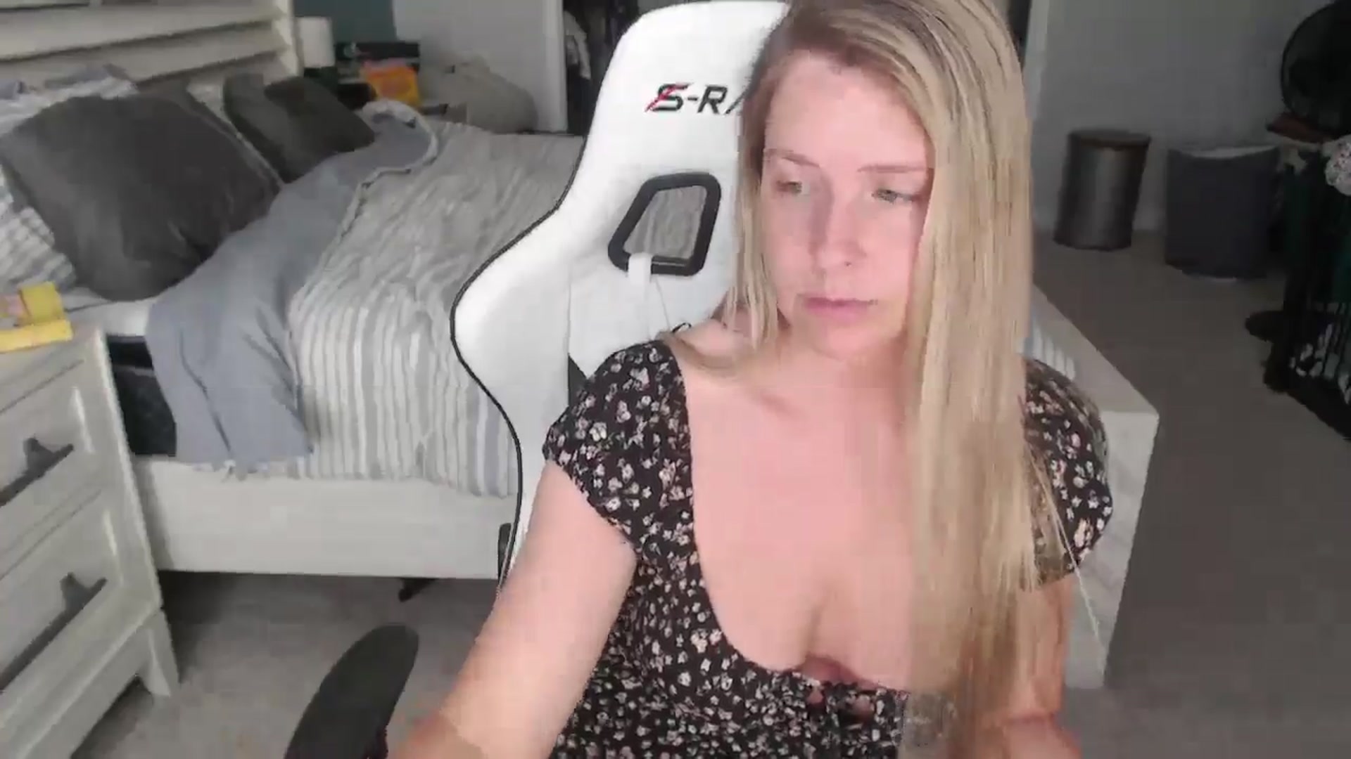 Gallery image thumbnail from ZenZoey's myfreecams stream on, 04/11/2025, 15:45 image 2 of 20