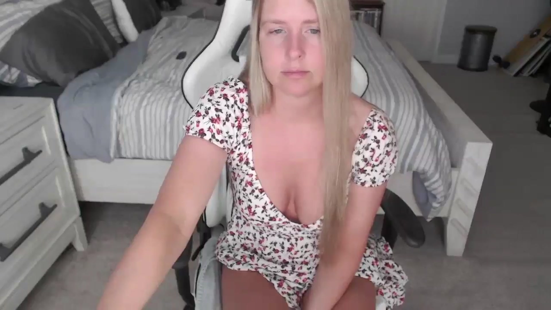 Gallery image thumbnail from ZenZoey's myfreecams stream on, 04/14/2025, 15:10 image 14 of 20