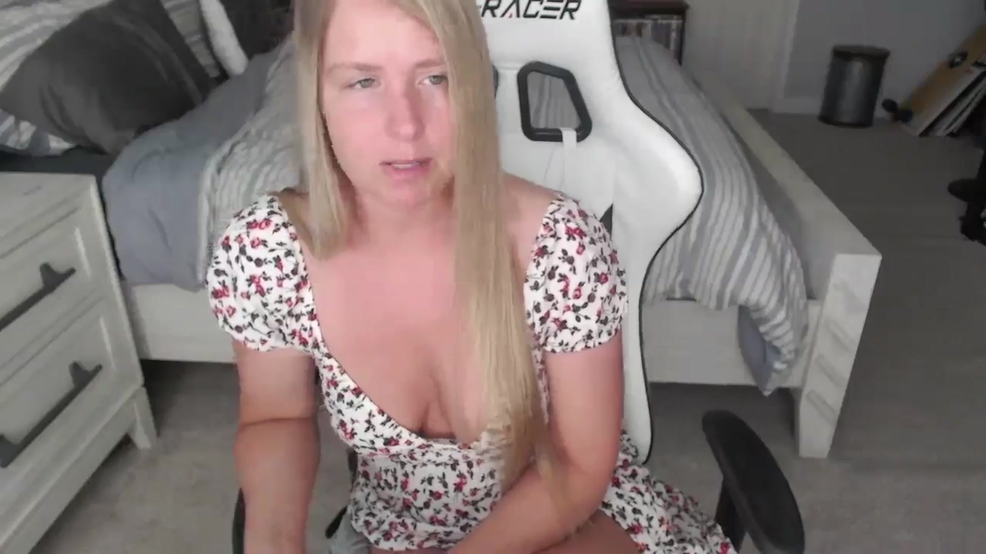 Gallery image thumbnail from ZenZoey's myfreecams stream on, 04/14/2025, 15:10 image 18 of 20