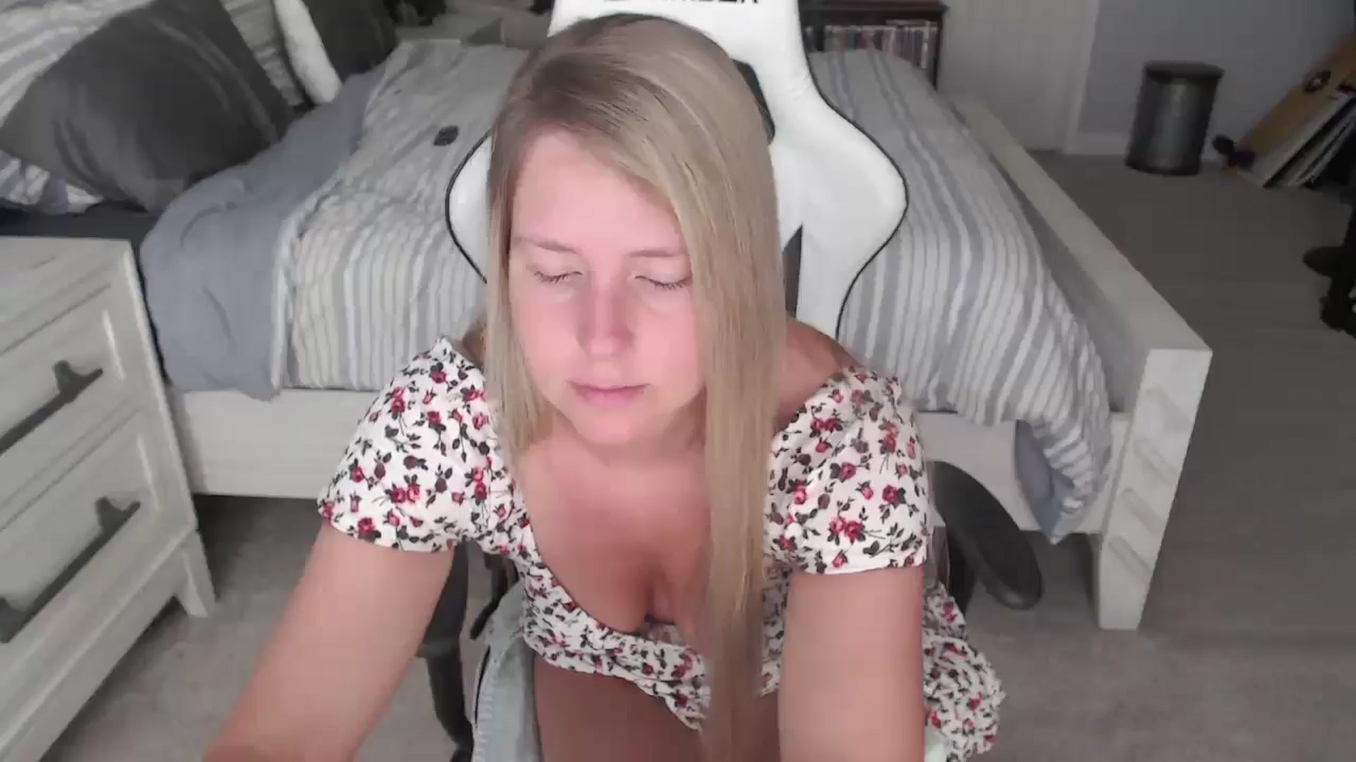 Gallery image thumbnail from ZenZoey's myfreecams stream on, 04/14/2025, 15:10 image 13 of 20