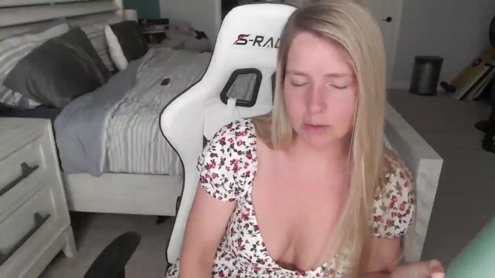 Gallery image thumbnail from ZenZoey's myfreecams stream on, 04/14/2025, 15:10 image 2 of 20