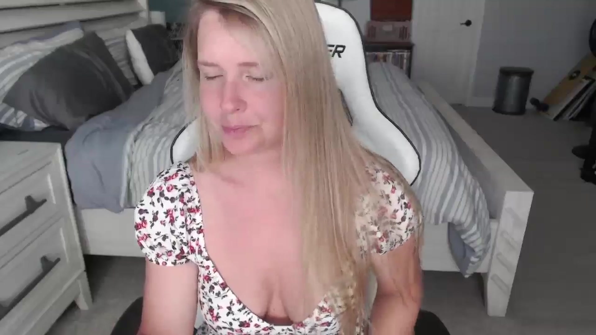 Gallery image thumbnail from ZenZoey's myfreecams stream on, 04/14/2025, 15:10 image 4 of 20