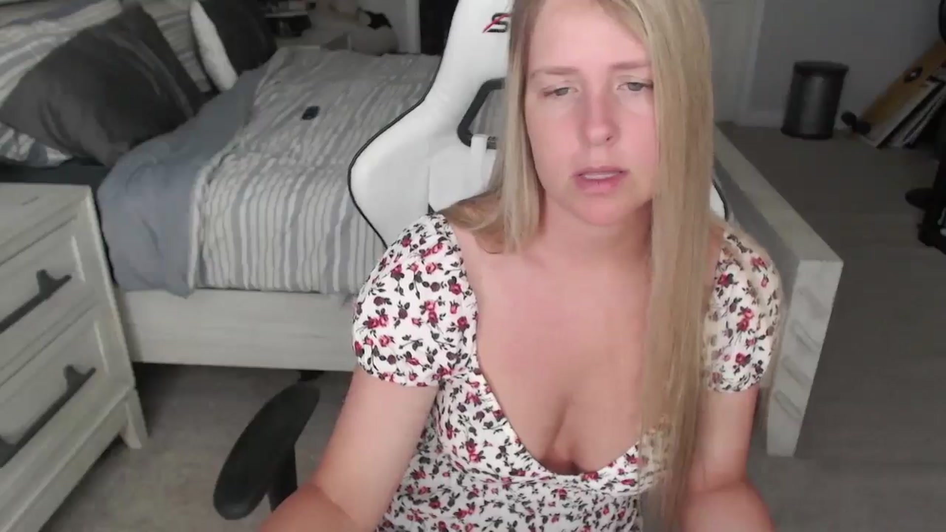 Gallery image thumbnail from ZenZoey's myfreecams stream on, 04/14/2025, 15:24 image 12 of 20