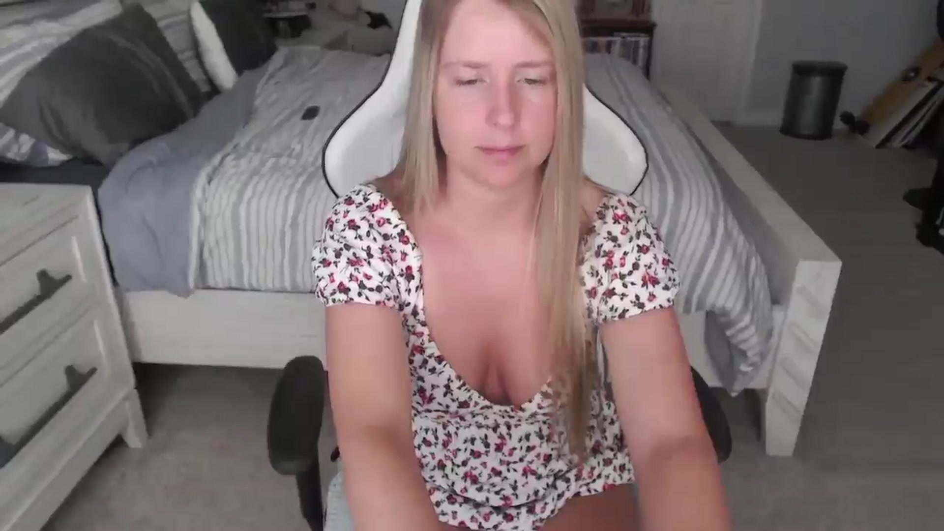 Gallery image thumbnail from ZenZoey's myfreecams stream on, 04/14/2025, 15:24 image 20 of 20