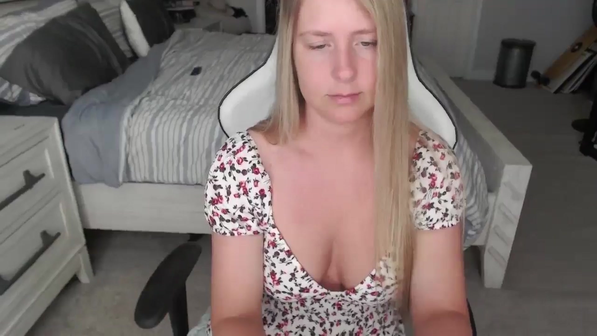 Gallery image thumbnail from ZenZoey's myfreecams stream on, 04/14/2025, 15:24 image 10 of 20