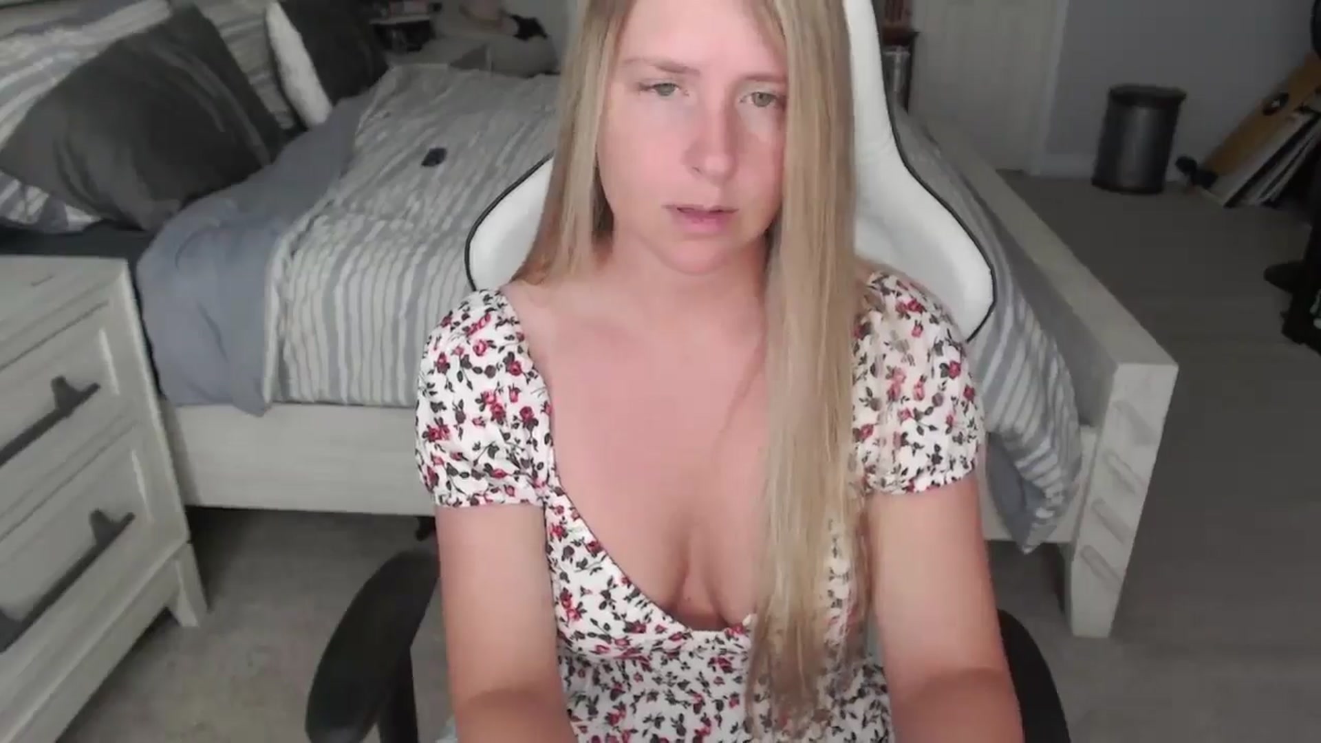 Gallery image thumbnail from ZenZoey's myfreecams stream on, 04/14/2025, 15:24 image 5 of 20