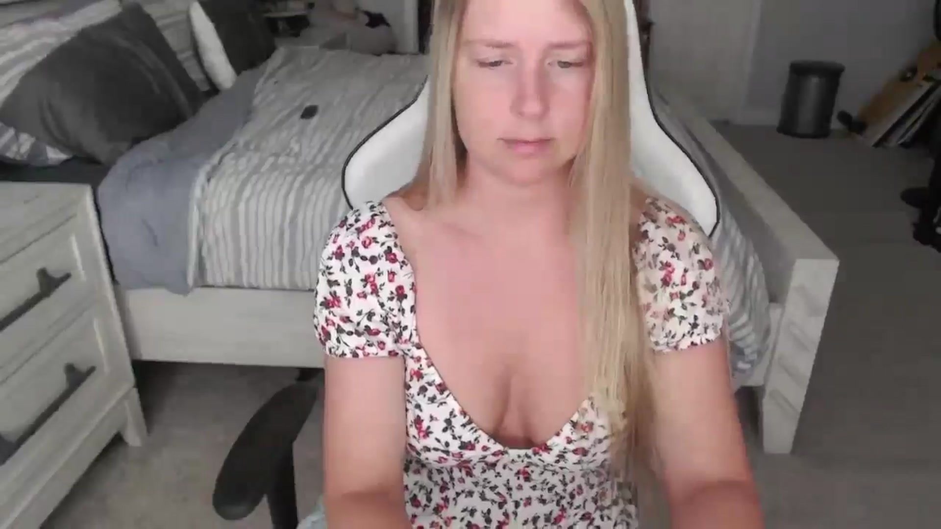 Gallery image thumbnail from ZenZoey's myfreecams stream on, 04/14/2025, 15:24 image 8 of 20