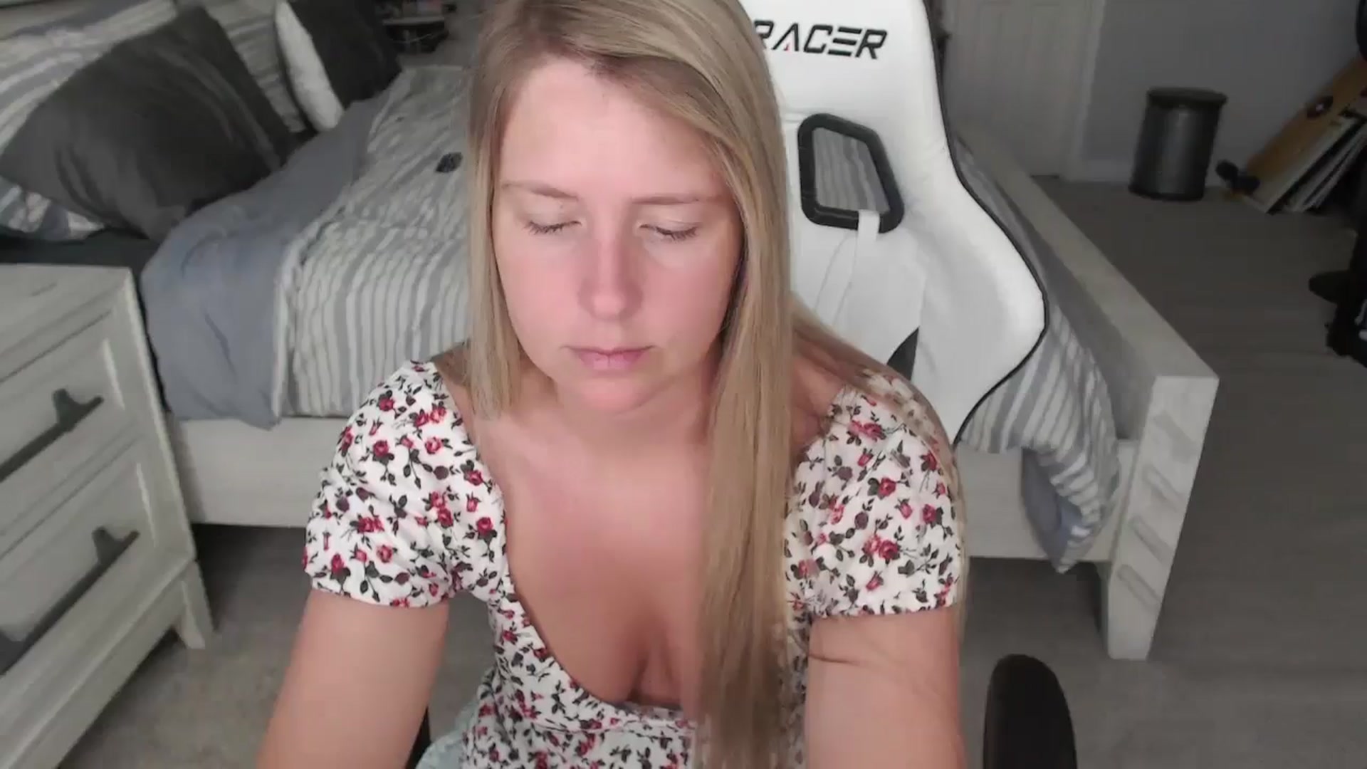 Gallery image thumbnail from ZenZoey's myfreecams stream on, 04/14/2025, 15:24 image 16 of 20