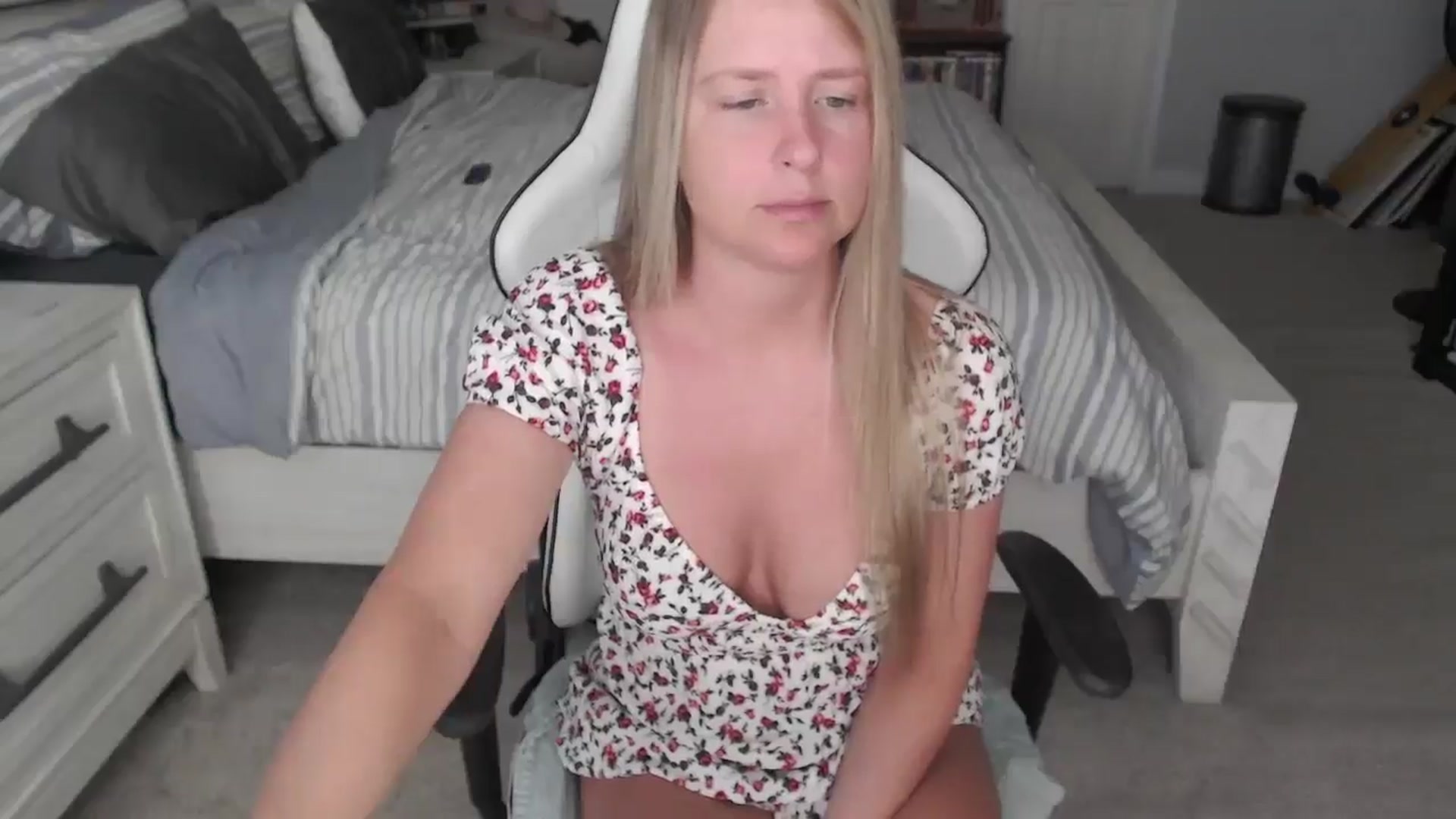 Gallery image thumbnail from ZenZoey's myfreecams stream on, 04/14/2025, 15:24 image 18 of 20
