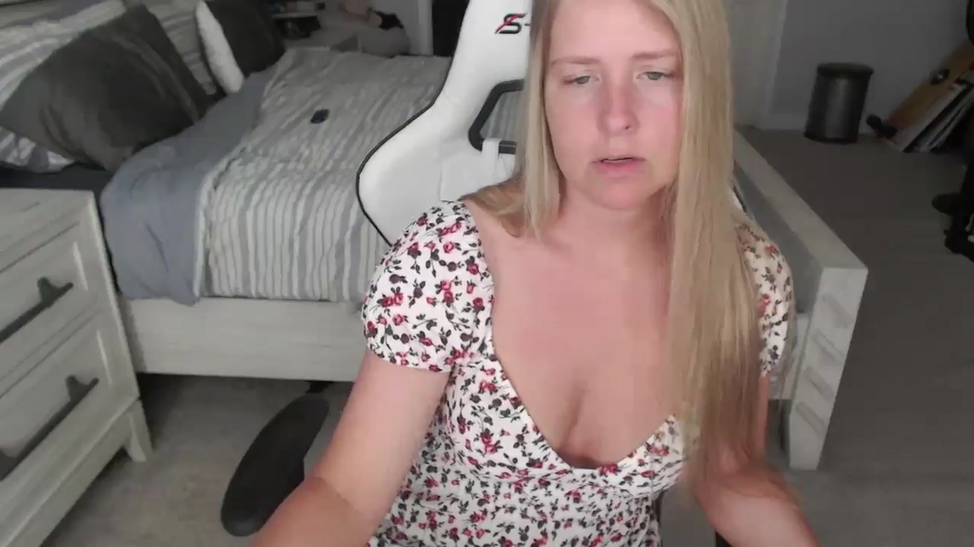Gallery image thumbnail from ZenZoey's myfreecams stream on, 04/14/2025, 15:24 image 7 of 20