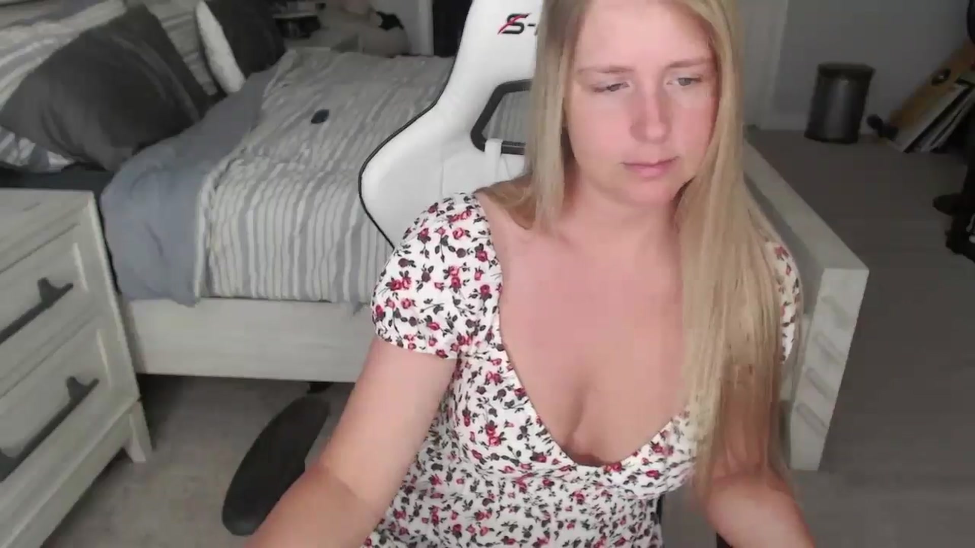 Gallery image thumbnail from ZenZoey's myfreecams stream on, 04/14/2025, 15:24 image 6 of 20